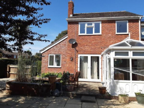 Lovely 3 bedroom house Parking Garden leominster